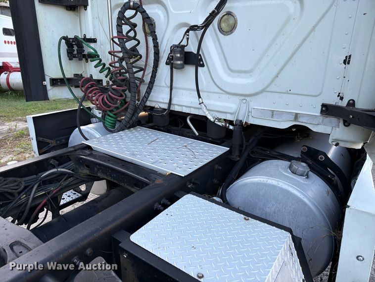 image for item FB8311 2013 Freightliner Cascadia semi truck