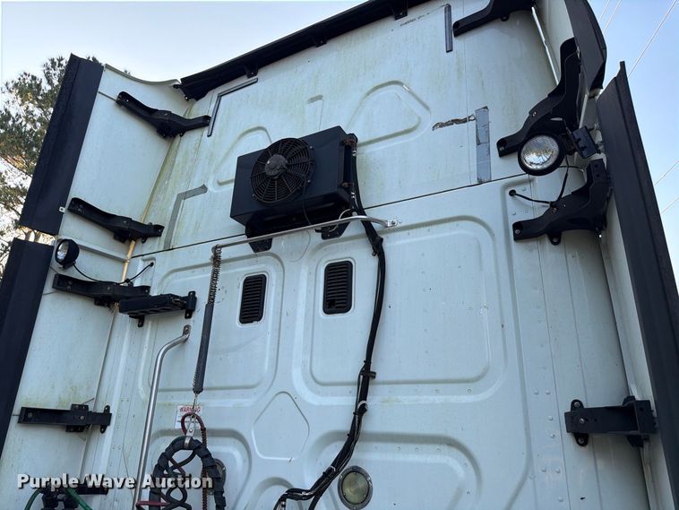 image for item FB8311 2013 Freightliner Cascadia semi truck