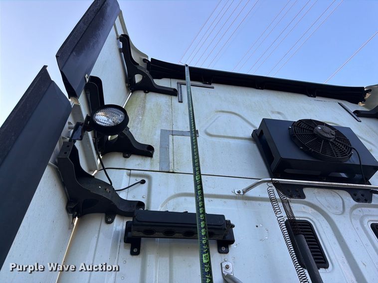 image for item FB8311 2013 Freightliner Cascadia semi truck