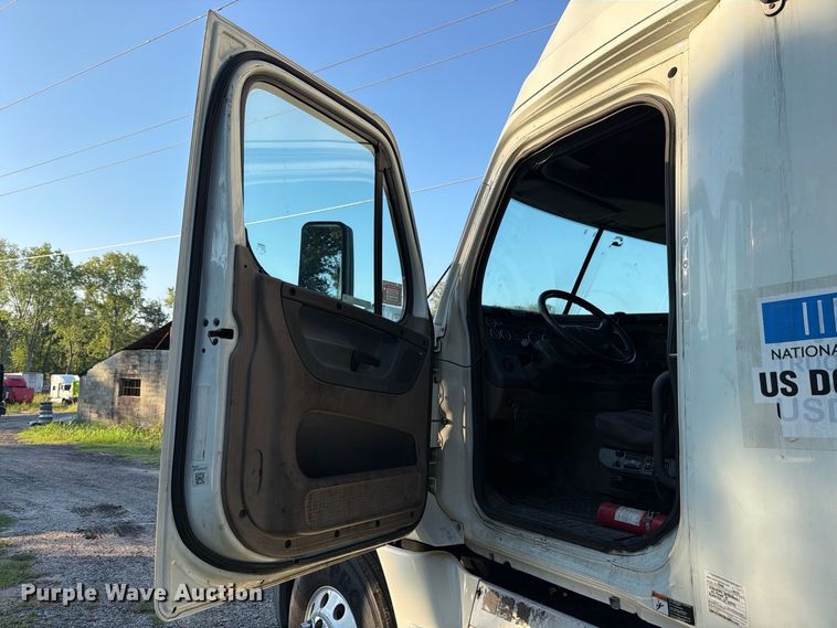 image for item FB8311 2013 Freightliner Cascadia semi truck