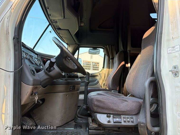 image for item FB8311 2013 Freightliner Cascadia semi truck