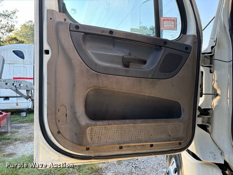 image for item FB8311 2013 Freightliner Cascadia semi truck