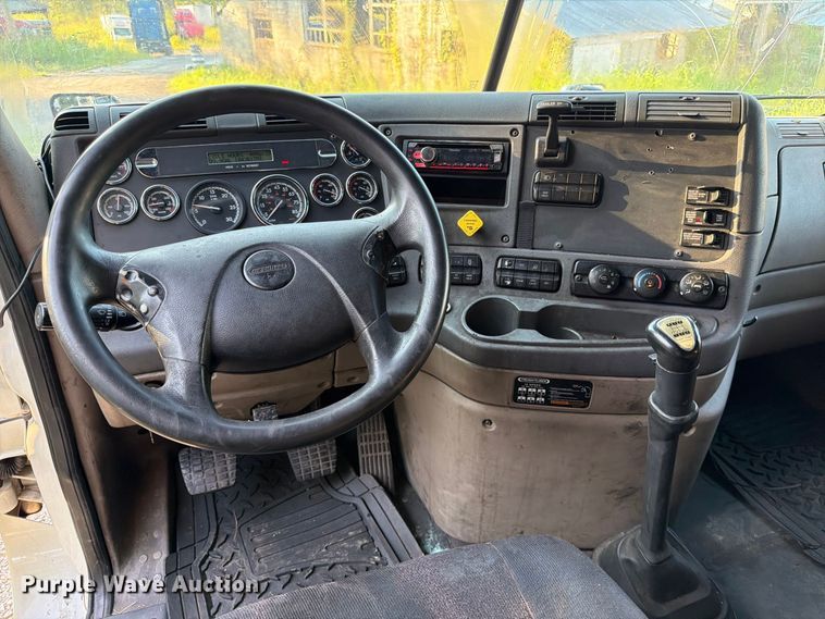 image for item FB8311 2013 Freightliner Cascadia semi truck