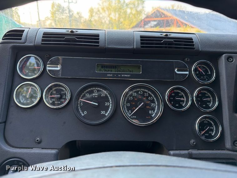 image for item FB8311 2013 Freightliner Cascadia semi truck