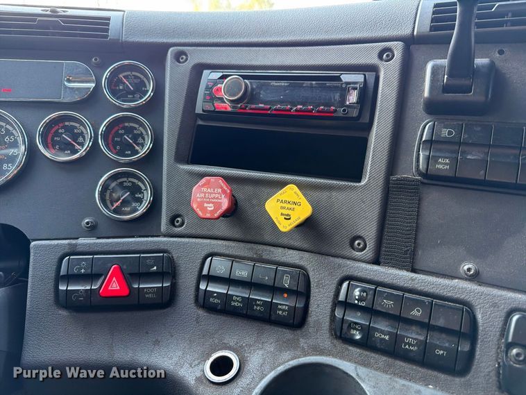 image for item FB8311 2013 Freightliner Cascadia semi truck