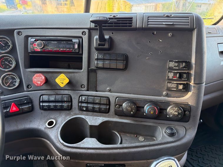 image for item FB8311 2013 Freightliner Cascadia semi truck