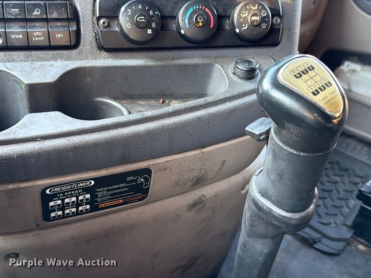 image for item FB8311 2013 Freightliner Cascadia semi truck