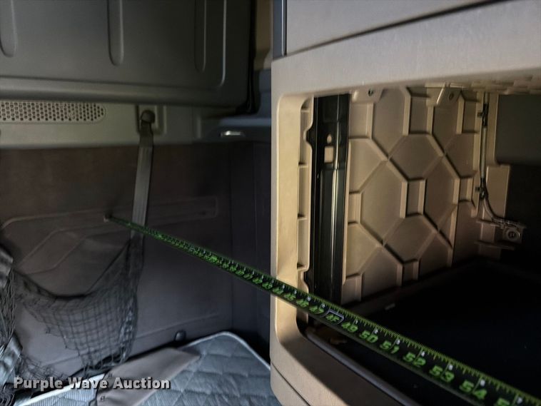 image for item FB8311 2013 Freightliner Cascadia semi truck