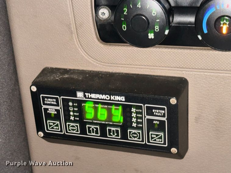 image for item FB8311 2013 Freightliner Cascadia semi truck