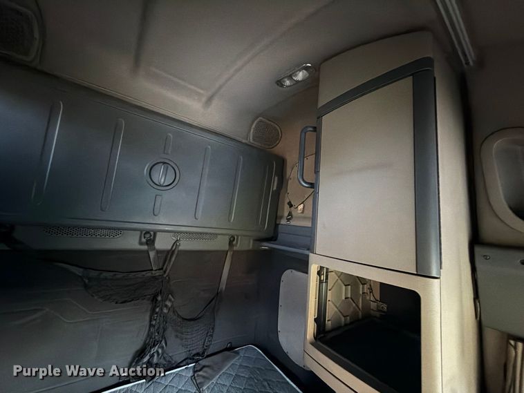 image for item FB8311 2013 Freightliner Cascadia semi truck