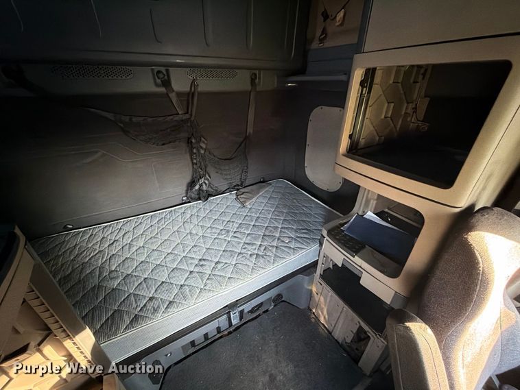image for item FB8311 2013 Freightliner Cascadia semi truck