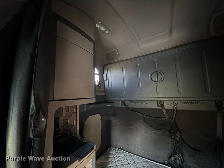 image for item FB8311 2013 Freightliner Cascadia semi truck