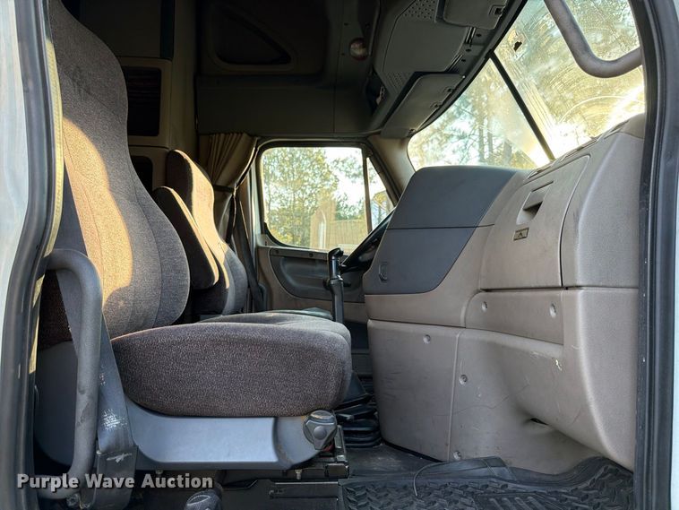 image for item FB8311 2013 Freightliner Cascadia semi truck