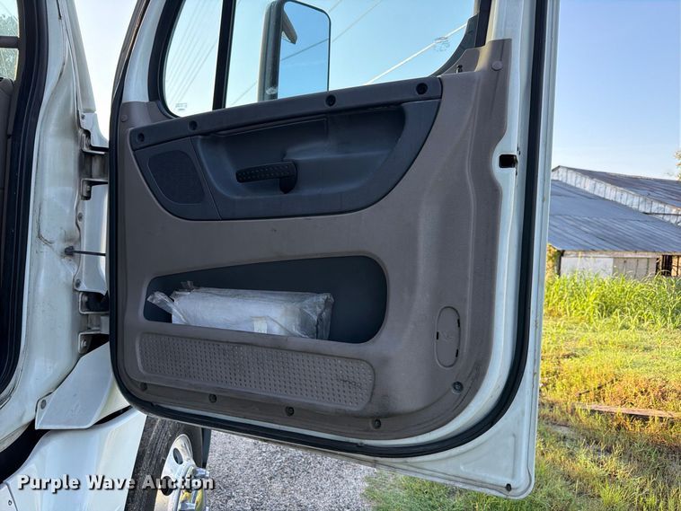 image for item FB8311 2013 Freightliner Cascadia semi truck