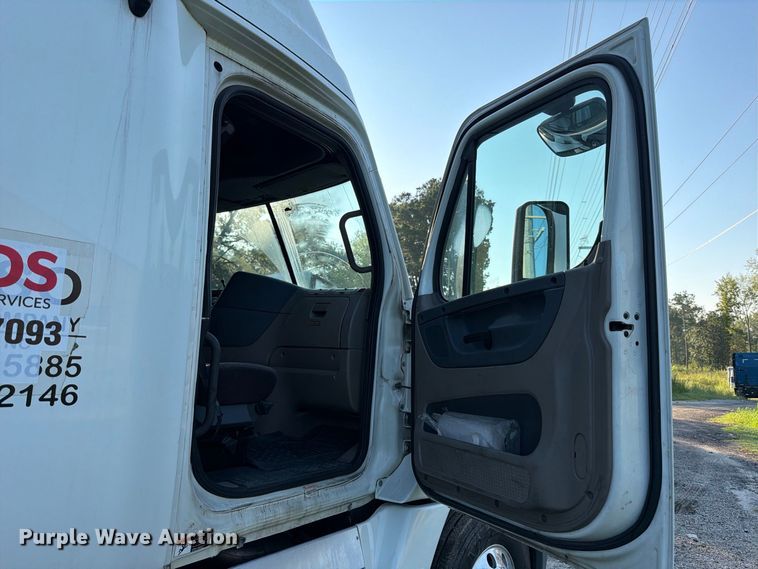 image for item FB8311 2013 Freightliner Cascadia semi truck