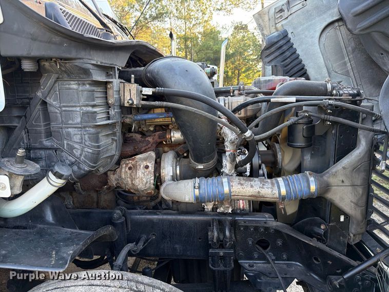 image for item FB8311 2013 Freightliner Cascadia semi truck