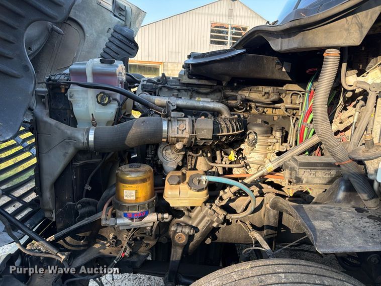 image for item FB8311 2013 Freightliner Cascadia semi truck