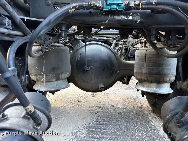 image for item FB8311 2013 Freightliner Cascadia semi truck