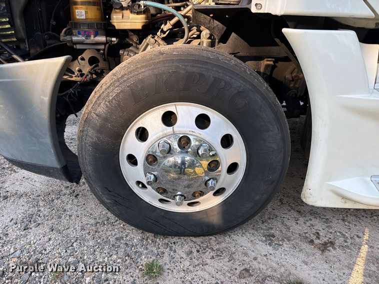 image for item FB8311 2013 Freightliner Cascadia semi truck