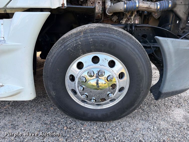 image for item FB8311 2013 Freightliner Cascadia semi truck