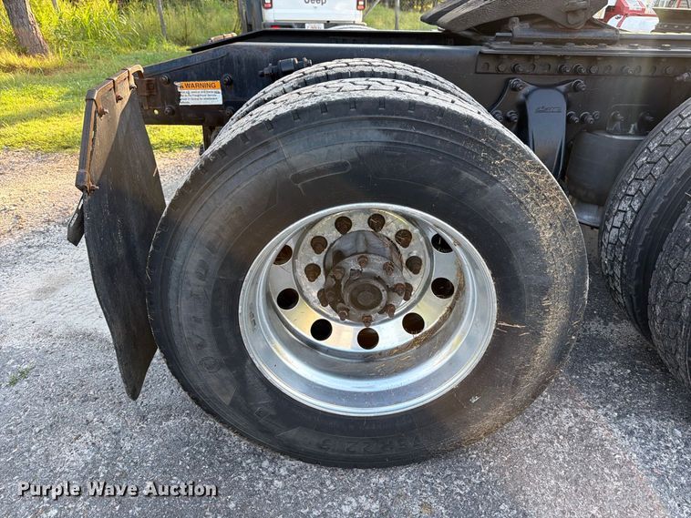 image for item FB8311 2013 Freightliner Cascadia semi truck
