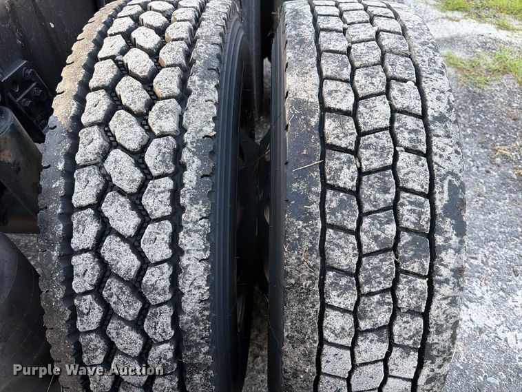 image for item FB8311 2013 Freightliner Cascadia semi truck