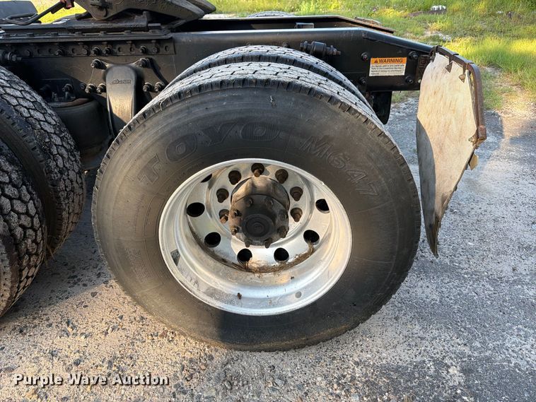 image for item FB8311 2013 Freightliner Cascadia semi truck