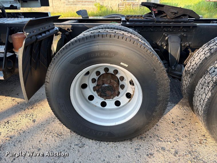 image for item FB8311 2013 Freightliner Cascadia semi truck