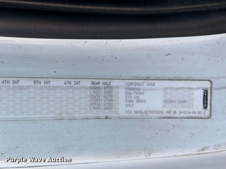 image for item FB8311 2013 Freightliner Cascadia semi truck