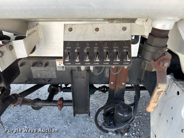 image for item FB8313 2016 Peterbilt 348 fuel truck