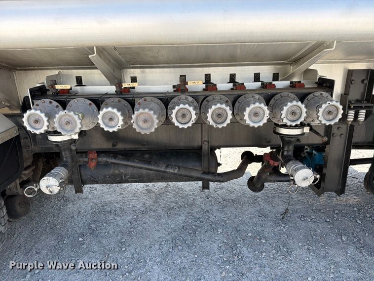 image for item FB8313 2016 Peterbilt 348 fuel truck