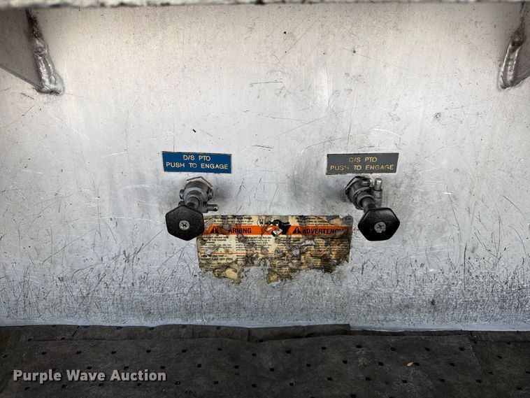 image for item FB8313 2016 Peterbilt 348 fuel truck