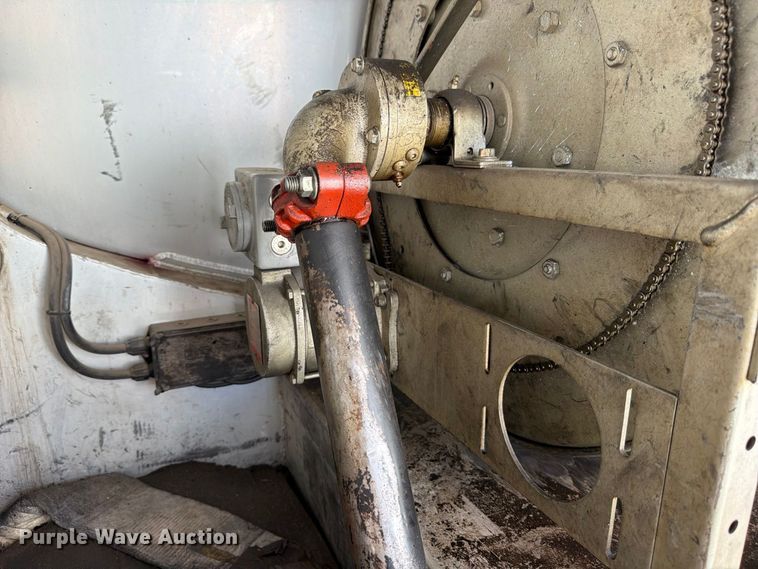 image for item FB8313 2016 Peterbilt 348 fuel truck