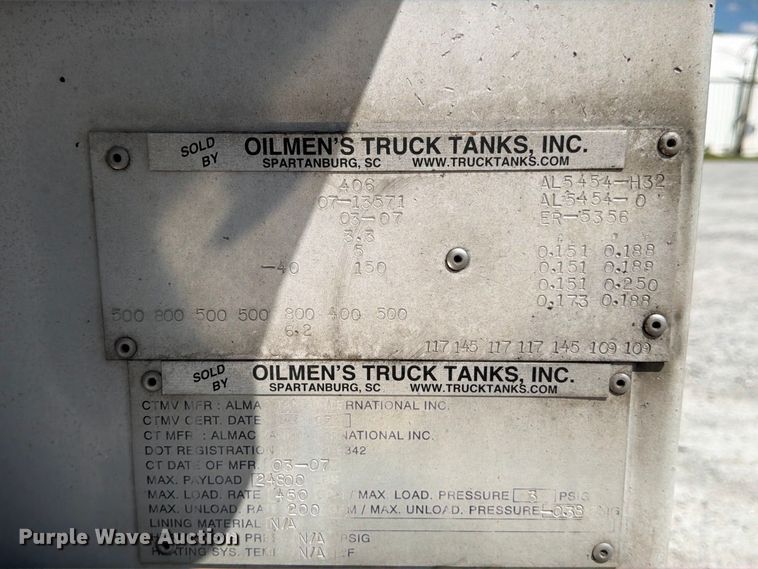 image for item FB8313 2016 Peterbilt 348 fuel truck