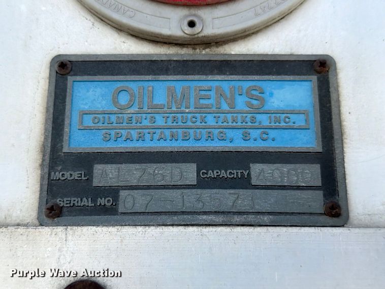 image for item FB8313 2016 Peterbilt 348 fuel truck