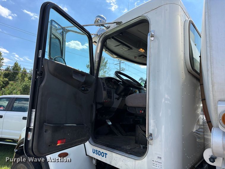 image for item FB8313 2016 Peterbilt 348 fuel truck