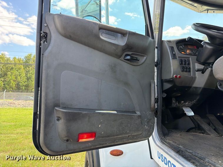 image for item FB8313 2016 Peterbilt 348 fuel truck
