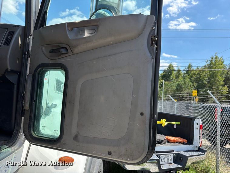 image for item FB8313 2016 Peterbilt 348 fuel truck
