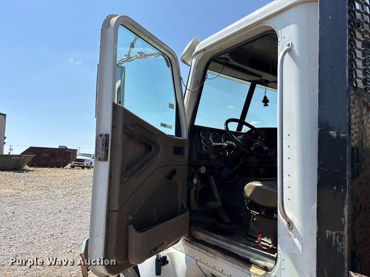 image for item FC4289 2006 International L9200i 6X4 flatbed truck