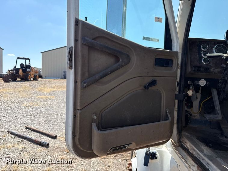 image for item FC4289 2006 International L9200i 6X4 flatbed truck