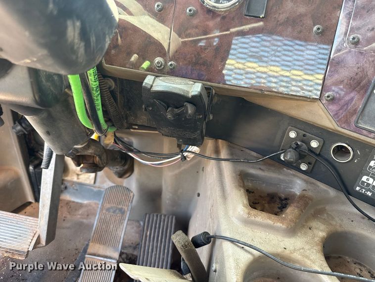 image for item FC4289 2006 International L9200i 6X4 flatbed truck