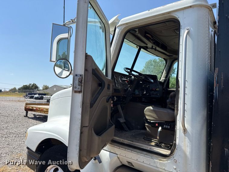image for item FC4291 2006 International L9200i flatbed truck