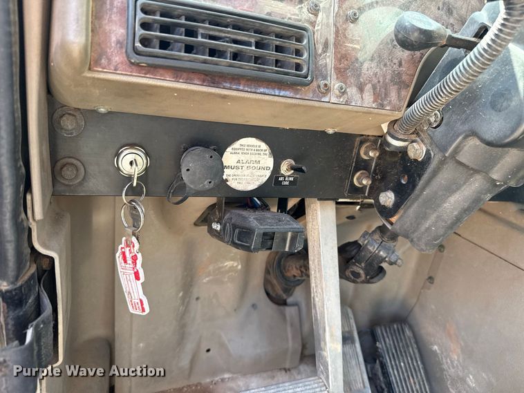 image for item FC4291 2006 International L9200i flatbed truck