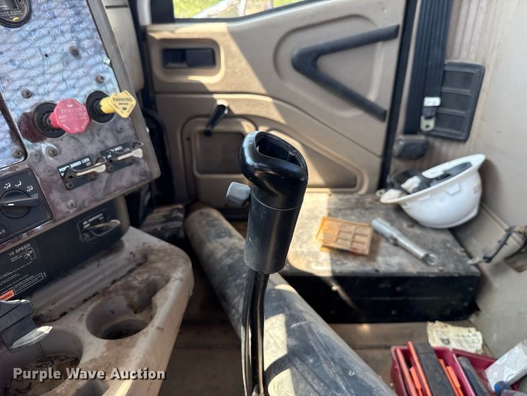 image for item FC4291 2006 International L9200i flatbed truck