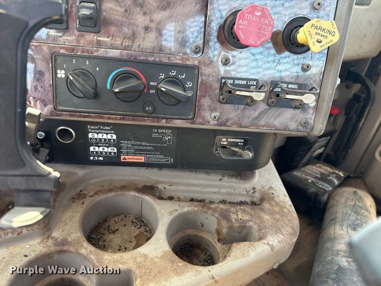 image for item FC4291 2006 International L9200i flatbed truck