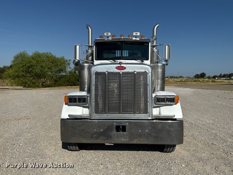 image for item FC4299 2004 Peterbilt 378 semi truck