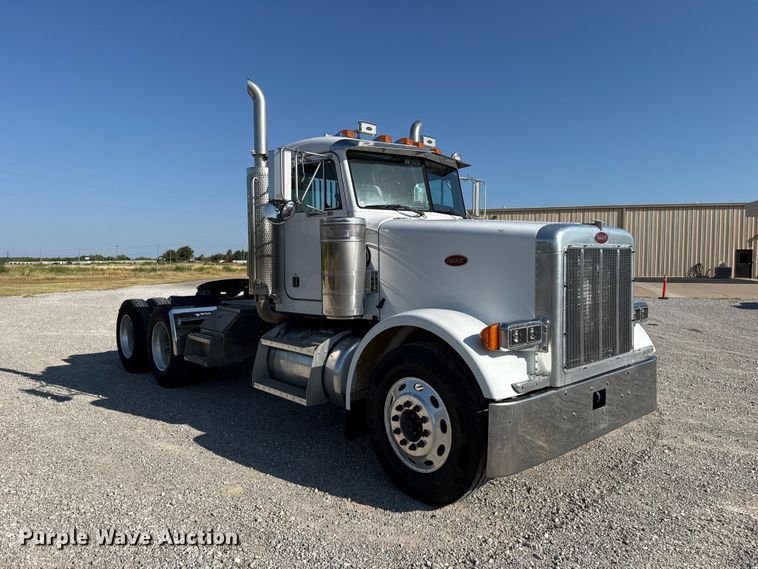 image for item FC4299 2004 Peterbilt 378 semi truck