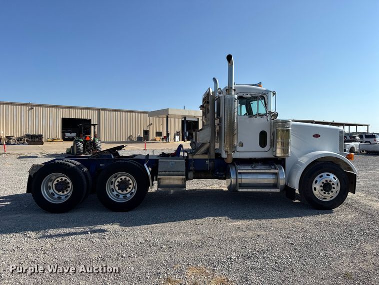 image for item FC4299 2004 Peterbilt 378 semi truck
