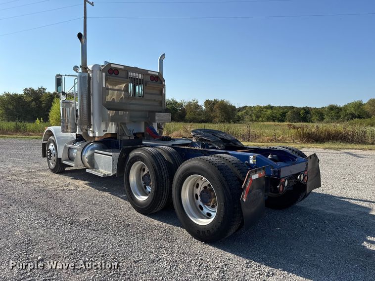 image for item FC4299 2004 Peterbilt 378 semi truck