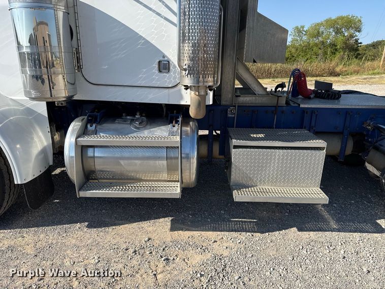 image for item FC4299 2004 Peterbilt 378 semi truck